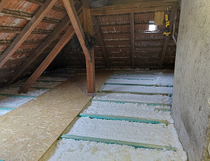 Zateplení stropu rodinného domu pomocí foukané izolace